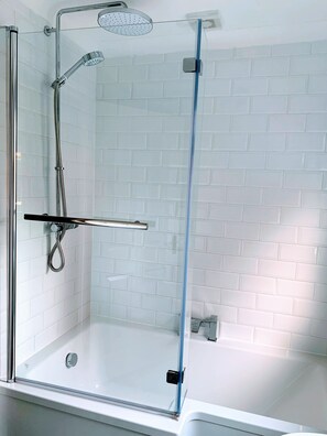 Combined shower/bathtub, hair dryer, towels, soap - Harrogate Accommodation (Harrogate)