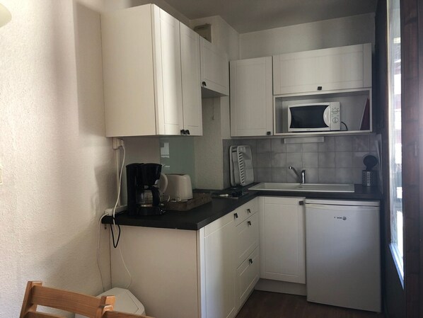 Fridge, microwave, stovetop, coffee/tea maker