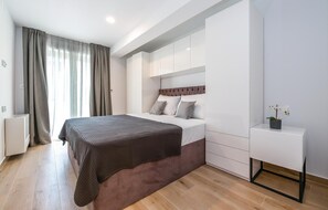 5 bedrooms, in-room safe, free WiFi, bed sheets