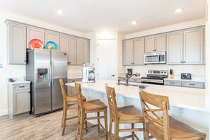 Großer Kühlschrank, Ofen, Herdplatte, Geschirrspüler