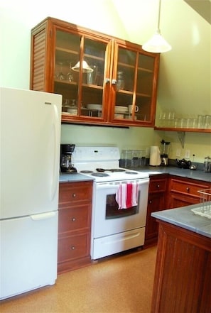 Kühlschrank, Mikrowelle, Eiswürfelbereiter