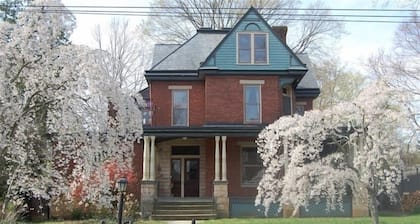 Lovely C.1890 Flat with Garden in Historic Downtown