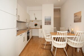 Coffee/tea maker, fridge, oven, stovetop