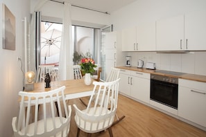 Coffee/tea maker, fridge, oven, stovetop