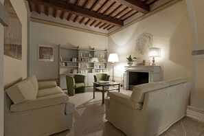 Fernseher, Kamin, Bücher