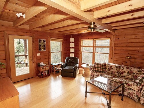 Beautiful Log Home Retreat - Hike & Swim!