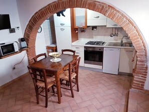 Réfrigérateur, four à micro-ondes, un four, surface de cuisson