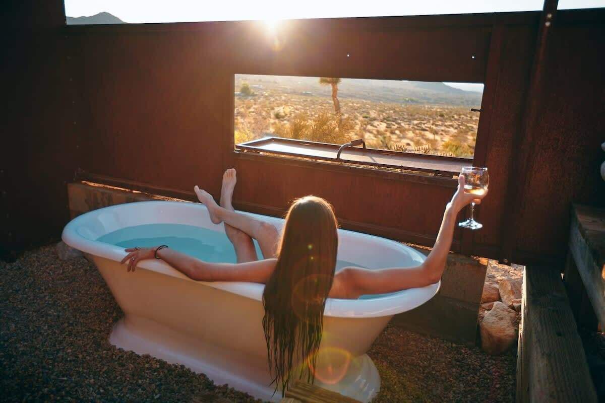 Outdoor spa tub