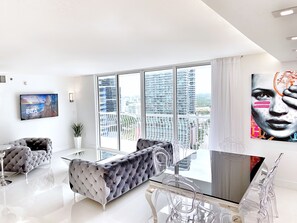 Televisión, tenis de mesa, biblioteca musical y videoteca 