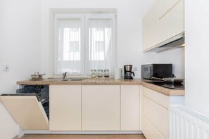 Fridge, microwave, stovetop, dishwasher