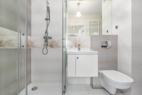 Shower, hair dryer, towels, shampoo