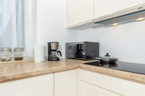 Fridge, microwave, stovetop, dishwasher