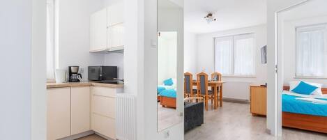 1 habitación, tabla de planchar con plancha, wifi y ropa de cama