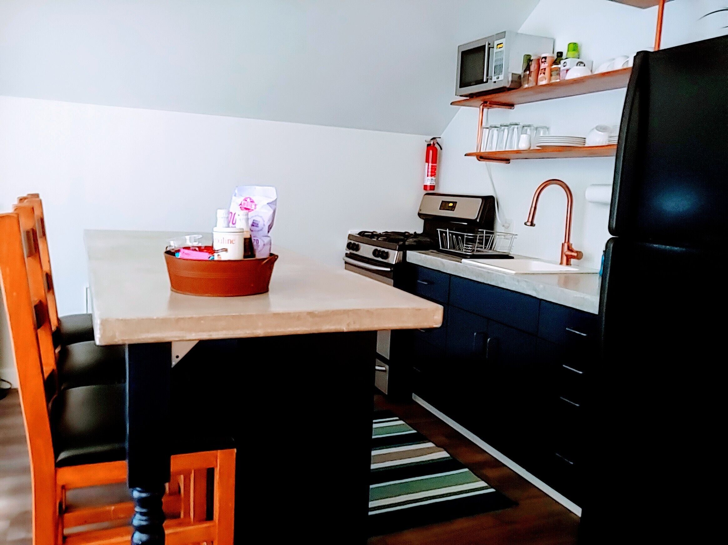 Een koelkast, een magnetron, een oven, een kookplaat