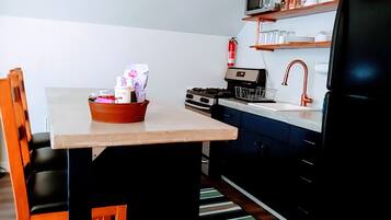 Een koelkast, een magnetron, een oven, een kookplaat