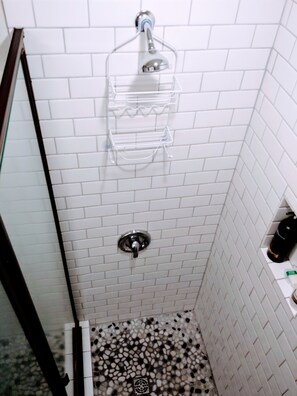 Douche, sèche-cheveux, serviettes fournies, savon