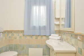 Douche, sèche-cheveux, bidet, serviettes fournies