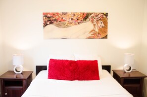 3 bedrooms, free WiFi, bed sheets - Beautiful 3 Bedroom Villa on the Lake - No Carpet!  New Hot Tub  (Kissimmee)
