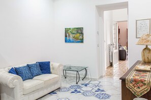 Smart-tv, dvd-spelare och böcker