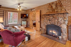 スマートテレビ、暖炉、テレビゲーム、テーブルサッカー台