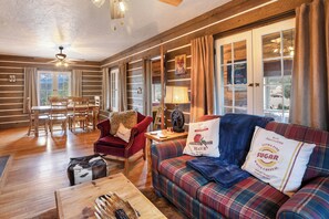 スマートテレビ、暖炉、テレビゲーム、テーブルサッカー台