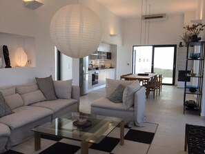 Smart-TV, Kamin, Bücher, Stereoanlage