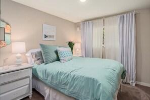 5 chambres, bureau, fer et planche à repasser, lit de bébé portatif