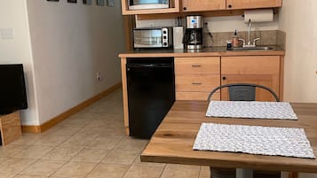 KylskÄp, mikrovÄgsugn, kaffe- och tebryggare och brödrost