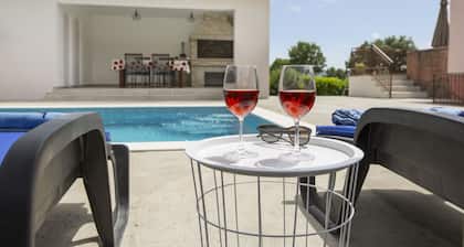 Vacation home Laura with pool, quiet location, family-friendly.