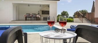 Vacation home Laura with pool, quiet location, family-friendly.