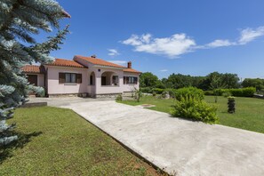 Exterior - Vacation home Laura with pool, quiet location, family-friendly. (Labin)