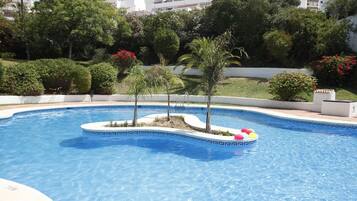 Una piscina al aire libre
