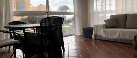 Una televisión, un reproductor de DVD, libros, una biblioteca de música