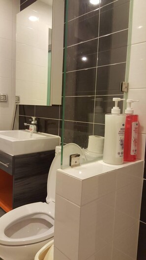 Shower, towels, soap, shampoo - Çomfortable, new and clean 2 bedrooms,1 living room and full kitchen unit (Samrong Nuea)
