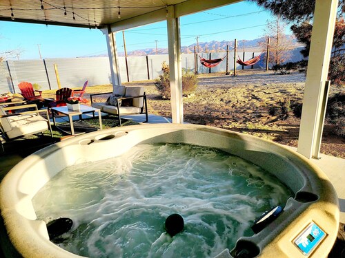 Private stargazing retreat with Firepit/Views/ Spa/King bed