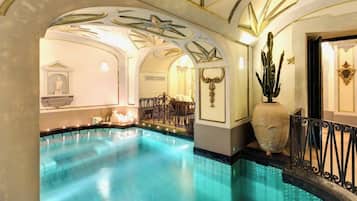 Innendørsbasseng og et oppvarmet basseng