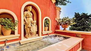 A spa area with a hot tub, a statue, and potted plants. - ANTICO POSITANO - Five Bedroom Villa, Sleeps 9 (Positano)