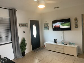 Interior - PARADISE IN YOUR HANDS (Big Pine Key)