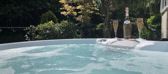 Little Gem in heart of Old Village with private hot tub from Nov 2021