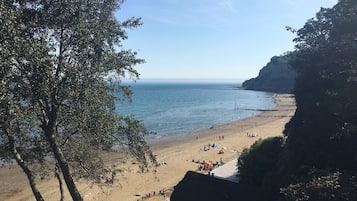Beach nearby, sun loungers