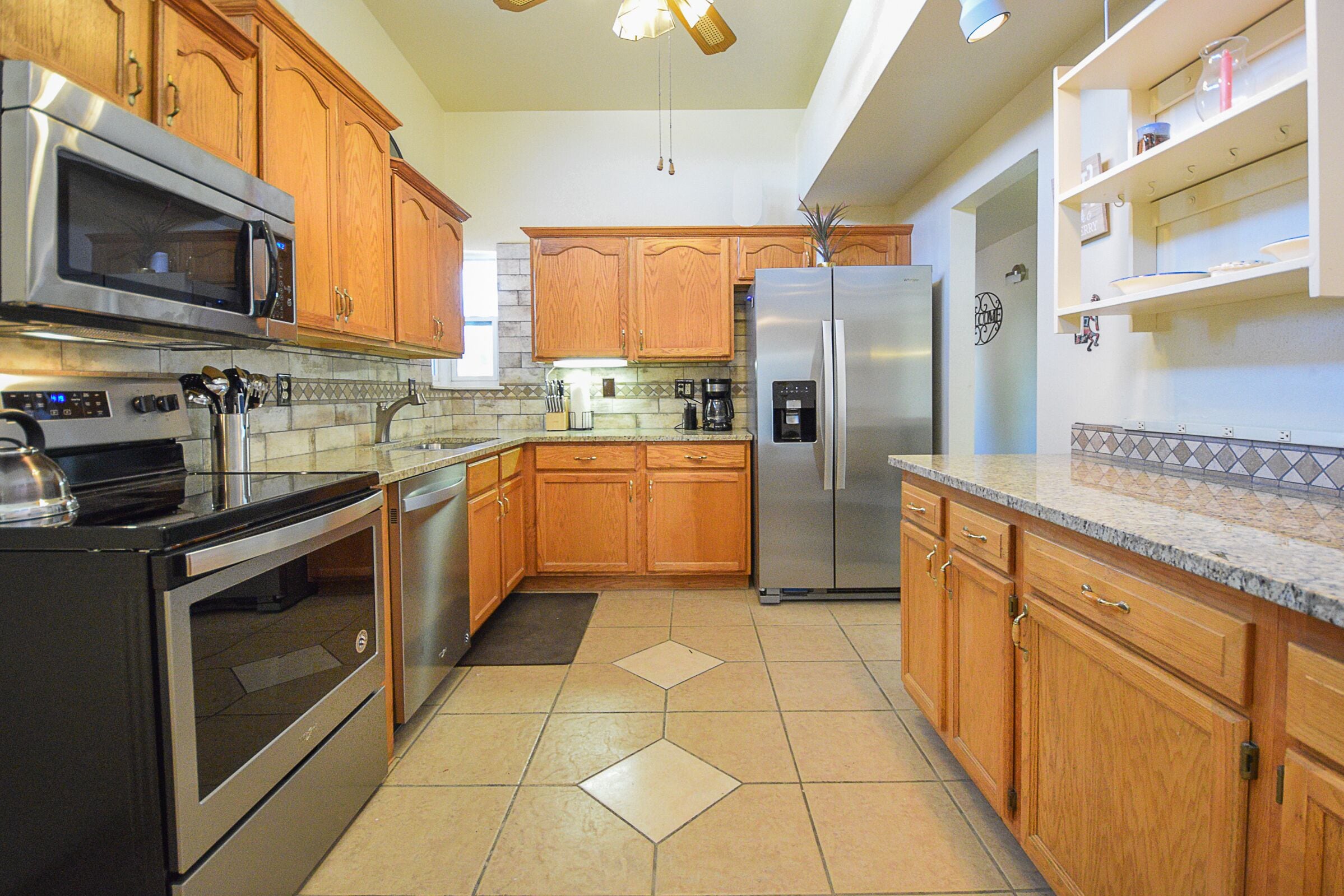 Kylskåp, mikrovågsugn, ugn och spishäll