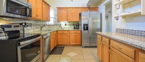 Kylskåp, mikrovågsugn, ugn och spishäll