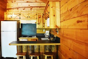 Kühlschrank, Mikrowelle, Herdplatte, Wasserkocher mit Kaffee-/Teezubehör