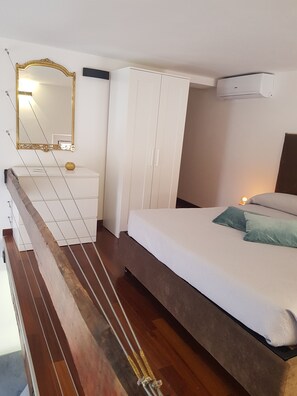1 habitación, tabla de planchar con plancha y cuna de viaje 