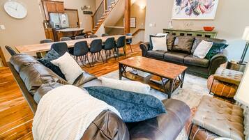 Smart-TV, Kamin, Netflix, DVD-Player