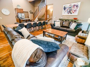 TV, fireplace, Netflix, streaming services - Great Location, Private Fire Pit, Hot Tub (Hollister)