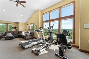 Fitness facility - Great Location, Private Fire Pit, Hot Tub (Hollister)
