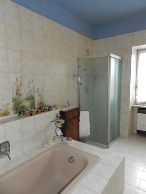 Tina, secadora de cabello, bidet, toallas