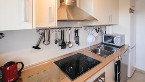 Eine moderne Küche mit Herd, Backofen und Mikrowelle.