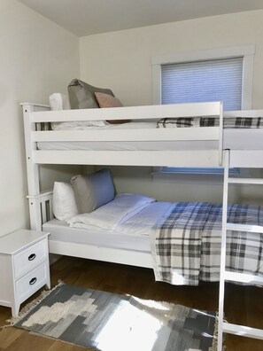 3 chambres, coffres-forts dans les chambres, fer et planche Ă repasser